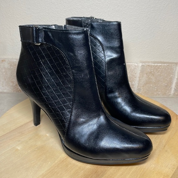 Life Stride Memory Foam Booties
Size 8.5 black - Picture 1 of 8